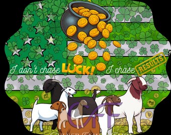 Puede incluir: Ilustración caprichosa con cabras, un caldero de oro y un diseño similar a una bandera con tréboles y estrellas. El texto dice: "¡No persigo la suerte! Persigo los resultados". El diseño tiene un fondo negro y un borde decorativo.