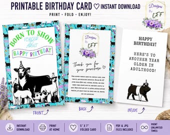 Puede incluir: Una tarjeta de cumpleaños imprimible con una vaca, una oveja y un cerdo con gorros de fiesta en la portada, junto al texto BORN TO SHOW y HAPPY BIRTHDAY. El interior muestra el texto HAPPY BIRTHDAY! HERE'S TO ANOTHER YEAR OLDER IN ADULTHOOD! con una ilustración de un cerdo.