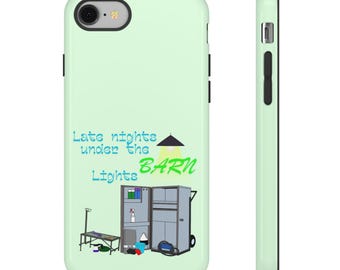 Puede incluir: Funda de teléfono verde claro con borde negro. La funda presenta el texto "Late nights under the Lights BARN" con una ilustración de un granero y equipo. La funda del teléfono se muestra desde el frente y el lateral.