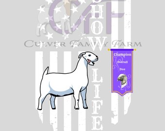 Puede incluir: Ilustración de una cabra blanca con contorno azul, frente a un diseño descolorido de la bandera estadounidense. La imagen incluye el texto "SHOW LIFE" y "Culver Family Farm". Una pancarta morada dice "Champion Overall Doe".