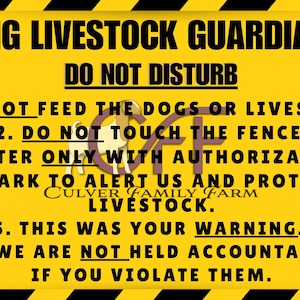 Puede incluir: Un letrero amarillo con texto negro y rayas diagonales, que dice "WORKING LIVESTOCK GUARDIAN DOGS DO NOT DISTURB". Incluye advertencias sobre alimentar a los perros, tocar las vallas y entrar sin autorización. Siluetas de perros.