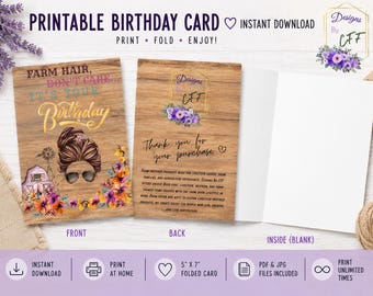 Puede incluir: Una tarjeta de cumpleaños imprimible con fondo de veta de madera. El frente muestra a una persona de cabello castaño con gafas de sol, un granero, un molino y flores. El texto dice: Farm hair, don't care... it's your birthday. Reverso con texto.