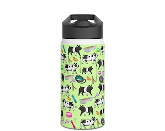 Puede incluir: Una botella de agua de acero inoxidable con tapa negra y cuerpo verde claro. El cuerpo está cubierto con un patrón repetido de cerdos blancos y negros, junto con otras ilustraciones relacionadas con la granja.