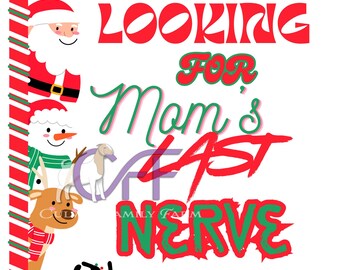 Puede incluir: Un gráfico navideño caprichoso con el texto "LOOKING FOR Mom's LAST NERVE". Presenta a Papá Noel, un muñeco de nieve, un reno, una cabra y un gato negro con luces navideñas. El diseño utiliza los colores rojo, verde y blanco.