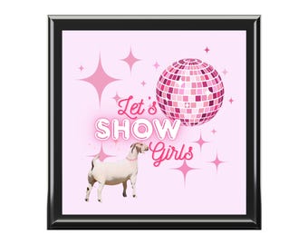 Puede incluir: Un gráfico cuadrado rosa con un marco negro presenta una cabra, una bola de discoteca y el texto "Let's Show Girls". La cabra tiene un collar rosa. Estallidos de estrellas rosas y una bola de discoteca están en el fondo.