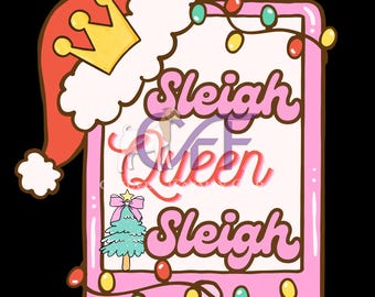 Puede incluir: Un diseño gráfico rectangular rosa con las palabras "Sleigh Queen Sleigh" en una fuente retro. El diseño incluye un gorro de Papá Noel con una corona dorada, un árbol de Navidad y luces de cadena. El fondo es negro.