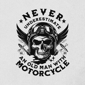 Może przedstawiać: Czarno-biała grafika przedstawiająca czaszkę w kasku motocyklowym z goglami i skrzydłami. Tekst brzmi "Never Underestimate An Old Man With Motorcycle."