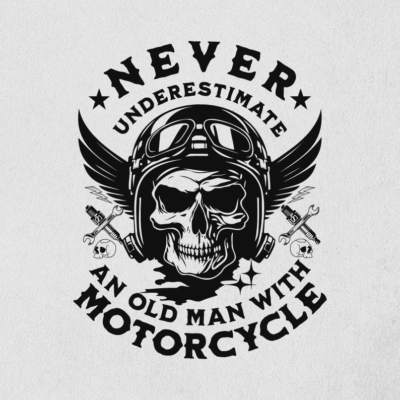 Może przedstawiać: Czarno-biała grafika przedstawiająca czaszkę w kasku motocyklowym z goglami i skrzydłami. Tekst brzmi "Never Underestimate An Old Man With Motorcycle."