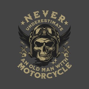 Może przedstawiać: Grafika na ciemnoszarym tle przedstawiająca czaszkę w zabytkowym kasku motocyklowym ze skrzydłami. Tekst brzmi "NEVER UNDERESTIMATE AN OLD MAN WITH MOTORCYCLE" w stylu vintage.
