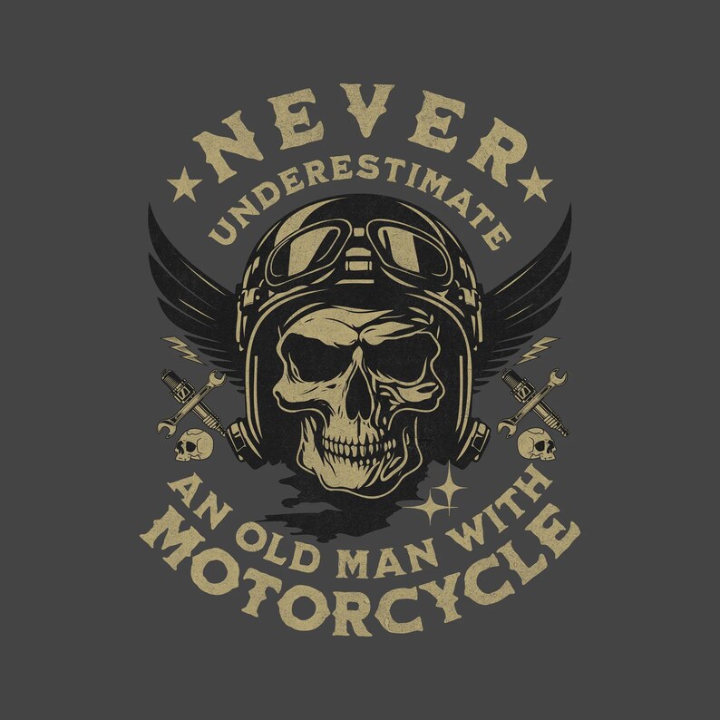 Może przedstawiać: Grafika na ciemnoszarym tle przedstawiająca czaszkę w zabytkowym kasku motocyklowym ze skrzydłami. Tekst brzmi "NEVER UNDERESTIMATE AN OLD MAN WITH MOTORCYCLE" w stylu vintage.