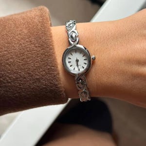 Silver Colour Woman Wrist Watch, Adjustable Metal Band Women Watch, Vintage Design, Present for Her, Gift for Her, Round Watch, White Dial