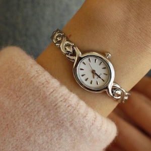 Silver Colour Woman Wrist Watch, Adjustable Metal Band Women Watch, Vintage Design, Present for Her, Gift for Her, Round Watch, White Dial