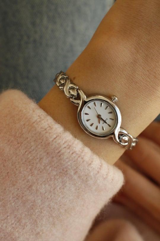 シルバーカラーの女性用腕時計、調節可能なメタルバンドの女性用腕時計、ヴィンテージデザイン、彼女へのプレゼント、彼女へのギフト、ラウンドウォッチ、ホワイトダイヤル