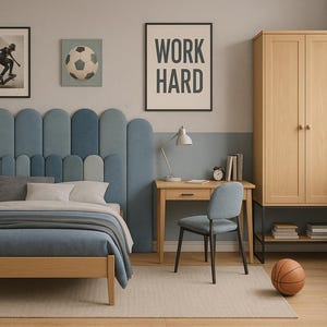 Op de afbeelding: Een slaapkamerset met een lichthouten bedframe met een hoog, geschulpt blauw gestoffeerd hoofdeinde, een bijpassend lichthouten bureau met een blauwe stoel, een hoge lichthouten kledingkast, een nachtkastje en een rek met een voetbal.