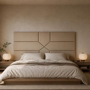 Può includere: Un letto a piattaforma con una grande testiera rettangolare imbottita color beige, caratterizzata da un design geometrico a pannelli a forma di stella. Il letto è coperto da biancheria neutra e affiancato da due comodini in legno con lampade tonde.