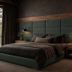 Può includere: Una camera da letto con un grande letto dotato di testiera e giroletto imbottiti in tessuto testurizzato verde scuro. Il letto è coperto da biancheria marrone scuro e da un plaid coordinato. Due comodini in legno affiancano il letto.