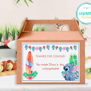 Puede incluir: Una caja de regalo de cartón marrón con asa y etiqueta rectangular. La etiqueta presenta una tabla de surf, Stitch de Lilo & Stitch, y el texto "THANKS FOR COMING! You made Olivia's day unforgettable!" Elementos decorativos florales y de hojas rodean las imágenes.