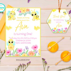 Puede incluir: Un conjunto de invitación y etiqueta de agradecimiento con temática de abeja. La invitación presenta el nombre "Ava" y el texto "is turning One!" con detalles del evento. La etiqueta dice "Thank You!" con "Ava" y detalles florales. Incluye cucharas de miel.