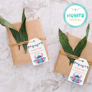 Puede incluir: Dos regalos envueltos en papel marrón, atados con hilo y adornados con hojas verdes. Cada regalo tiene una etiqueta con el texto "THANK YOU! for celebrating with me OLIVIA" y un personaje de dibujos animados.