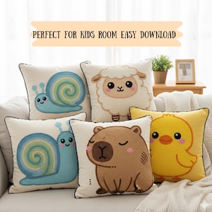 Könnte beinhalten: Fünf dekorative Kissen mit gestickten Tiermotiven. Die Kissen zeigen eine Schnecke, ein Schaf, ein Capybara und ein Küken. Die Kissen sind cremefarben mit schwarzem Rand und sind auf einem hellen Sofa angeordnet. Der Text oben lautet "PERFECT FOR KIDS ROOM EASY DOWNLOAD."
