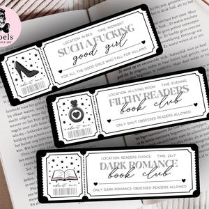 Può includere: Tre segnalibri in bianco e nero in stile biglietto con testo e illustrazioni. Il segnalibro superiore recita "Such a Fucking Good Girl" con un'illustrazione di tacco alto. Il segnalibro centrale dice "Filthy Readers Book Club" con un flacone di profumo. Il segnalibro inferiore dice "Dark Romance Book Club" con un libro aperto.