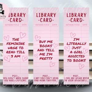 Könnte beinhalten: Drei rosa Lesezeichen im Bibliothekskarten-Design mit handgeschriebenem Text und Herz-Kritzeleien. Die Lesezeichen lauten: "Der weibliche Drang, bis 3 Uhr morgens zu lesen", "Kauf mir Bücher und sag mir, dass ich hübsch bin" und "Ich bin buchstäblich nur ein Mädchen, das süchtig nach Büchern ist".