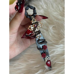 Kunai gótico de caveira carmesim – Abridor de cartas decorativo com detalhes de rosa, rubi e cruz de esqueleto
