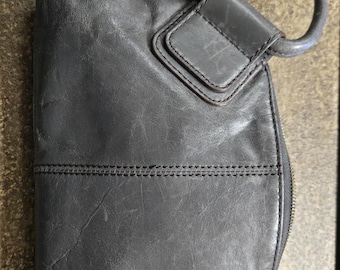 Gebrauchte Hobo Clutch Handgelenktasche.   Keine Risse oder Risse.    Tolle Tasche für zum Einkaufen.    Die Marke HOBO hält sehr lange. Pflege richtig.