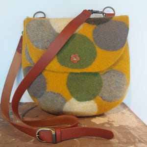 Boho Wool Blossom Bag – Handmade Felt Crossbody with Leather Strap – Retro Boho Purse – Artisan Shoulder Bag – Gift for Her