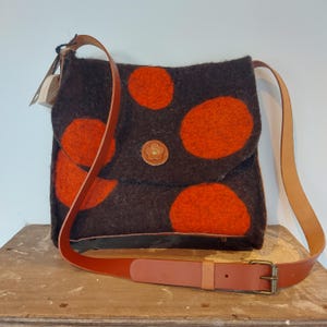 Handmade Felt Shoulder Bag with Orange Dots – Boho Style – 100% Wool – Adjustable Leather Strap