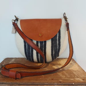 Handmade Felt Shoulder Bag with Leather Flap – Unisex Crossbody – Natural Wool & Leather