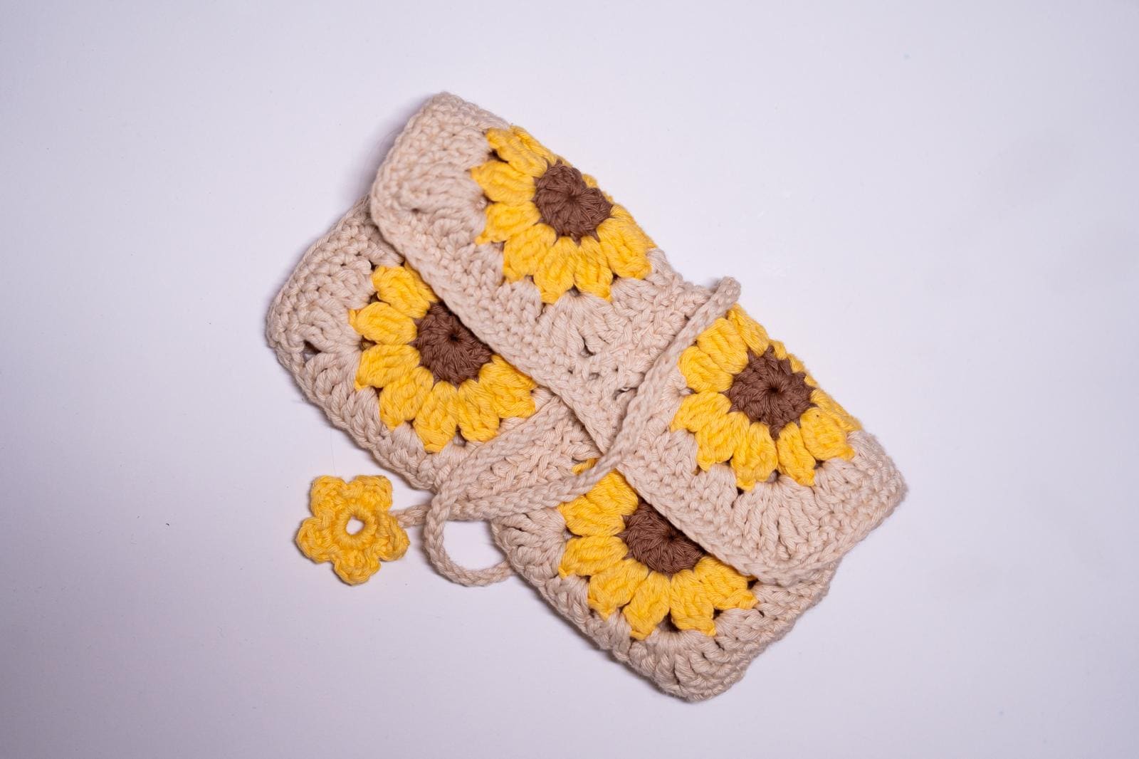 40 Small Purse Crochet Patterns for Chic, Portable Bags and Mini Accessories 20 Sunflower crochet wallet tutorial / Sunflower crochet