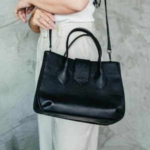Handmade Leather Shopper Bag: Women&#39;s Everyday Tote with 8 Compartments