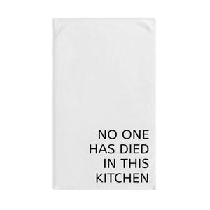 Niemand ist in dieser Küche gestorben Handtuch | Lustiges Geschirrtuch | Sarkastisches Kochen Humor Geschenk | 16x28 Geschirrtuch aus Baumwolle | Wohndekor