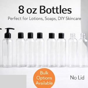 Peut inclure: Bouteilles transparentes de 237 ml avec des pompes et des bouchons noirs. L'image montre une variété de bouteilles, certaines avec des pompes et d'autres avec des bouchons à vis. Le texte sur l'image indique "8 oz Bottles" et "Bulk Options Available."