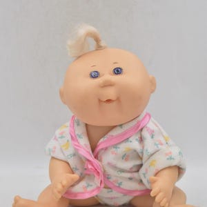 Peut inclure: Panneau en bois rustique avec l'inscription "Welcome to our home" en lettres blanches. Le panneau présente une finition vieillie et un design simple et accueillant, idéal pour un porche ou une entrée.