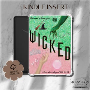 Peut inclure: Une protection pour Kindle avec une coque transparente. Le design comprend le mot "WICKED", une main verte, un chapeau de sorcière, et un fond rose et vert. Les textes "Because I knew you" et "I have been changed for good" sont également visibles.