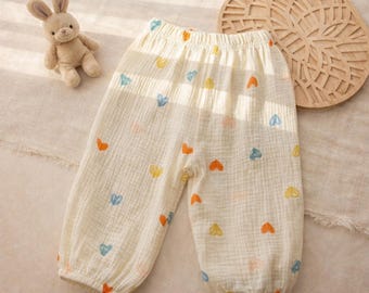 Pantalones de muselina estilo boho para bebé con estampado de corazones – Pantalones de verano de algodón ligero para niños pequeños, pantalones unisex de corte holgado para niños, regalo para baby shower