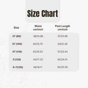 Puede incluir: Una tabla de tallas con el texto "Size Chart" en la parte superior. La tabla enumera las tallas 2T a 6-7, con medidas de cintura en cm/pulgadas que van desde 38cm a 46cm y largos de pantal&oacute;n de 51cm a 65cm.