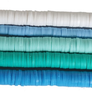 Pu&ograve; includere: Un set di cinque file di piastrelle in ceramica colorate. Le piastrelle sono disposte in un motivo sfumato, a partire dal bianco, poi dal blu chiaro, dal turchese, dal verde acqua e dal blu scuro.