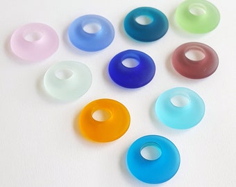 2 Kleine Donut Creolen aus recyceltem Strandglas, 25 mm
