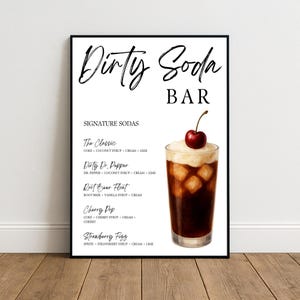Könnte beinhalten: Ein gerahmtes Schild für eine Dirty Soda Bar mit schwarzem Rahmen. Das Schild listet typische Sodas wie The Classic und Cherry Pop auf. Eine Abbildung eines Sodas mit Eis und einer Kirsche ist ebenfalls enthalten.
