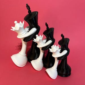 Scultura moderna raffigurante una coppia di re e regina degli scacchi, decorazione minimalista stampata in 3D in bianco e nero, decorazione romantica per la casa o regalo di coppia.
