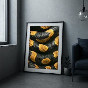 Puede incluir: Impresión artística enmarcada que presenta un primer plano de piel de serpiente. El diseño muestra un patrón de escamas negras con manchas amarillo dorado. La obra de arte se exhibe en un marco negro, agregando un toque moderno a la decoración de la habitación.