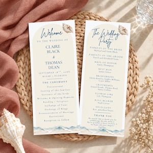 Puede incluir: Dos tarjetas verticales de programa de boda con diseño de arco crema, texto azul e ilustraciones en acuarela de conchas y olas. La tarjeta izquierda detalla la ceremonia de Claire Black y Thomas Dean, la derecha enumera el cortejo nupcial.
