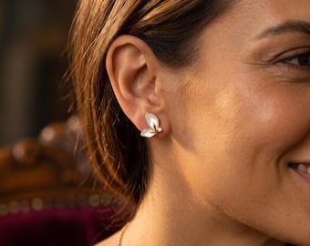 Gouden vlinderoorstekers, verfijnde, op de natuur geïnspireerde sieraden, minimalistische oorbellen voor vrouwen, verjaardagscadeau, cadeau voor bruidsmeisjes, cadeau voor haar