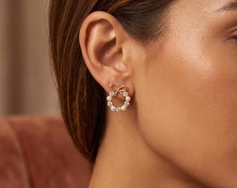 Gouden strik-pareloorbellen voor dames, delicate pareloorstekers, flirterige bruidssieraden, cadeau voor bruidsmeisjes, cadeau voor haar