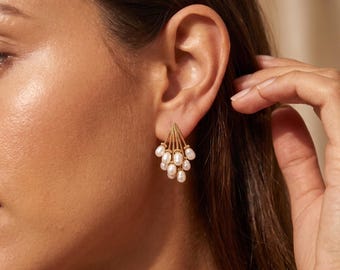 Handgemaakte, delicate bloemoorbellen, vergulde bloemvormige hangende oorbellen, elegante damessieraden, cadeau voor bruidsmeisjes, cadeau voor haar
