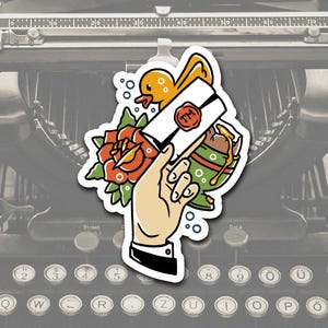 Könnte beinhalten: Ein Aufkleber mit einem Tattoo-Stil-Design. Es zeigt eine Hand, die einen Brief mit einem roten Wachssiegel, einer Rose und einer Ente hält. Der Brief trägt den Text "TM" auf dem Siegel. Das Design verwendet fette Umrisse und helle Farben.