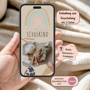 Puede incluir: Un smartphone muestra una invitación digital con el texto "Endlich SCHULKIND" y un diseño de arcoíris pastel. La invitación incluye ilustraciones de niños, lápices y una mochila, con texto en alemán.